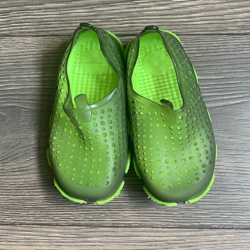 Toddler Boys Green Water Shoes Size 7/8